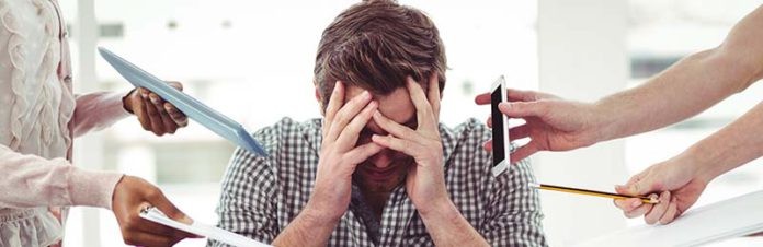 Man gestrest op het werk Man gestrest op het werk