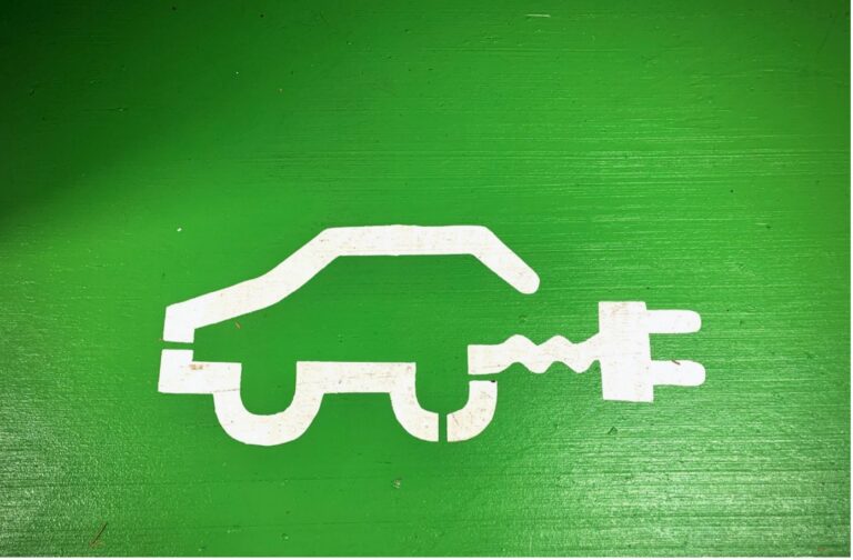 Op welke manieren is een elektrische auto duurzamer dan een brandstofauto?
